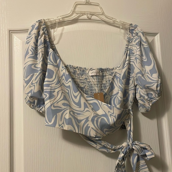 vestique Tops - Cropped wrap top